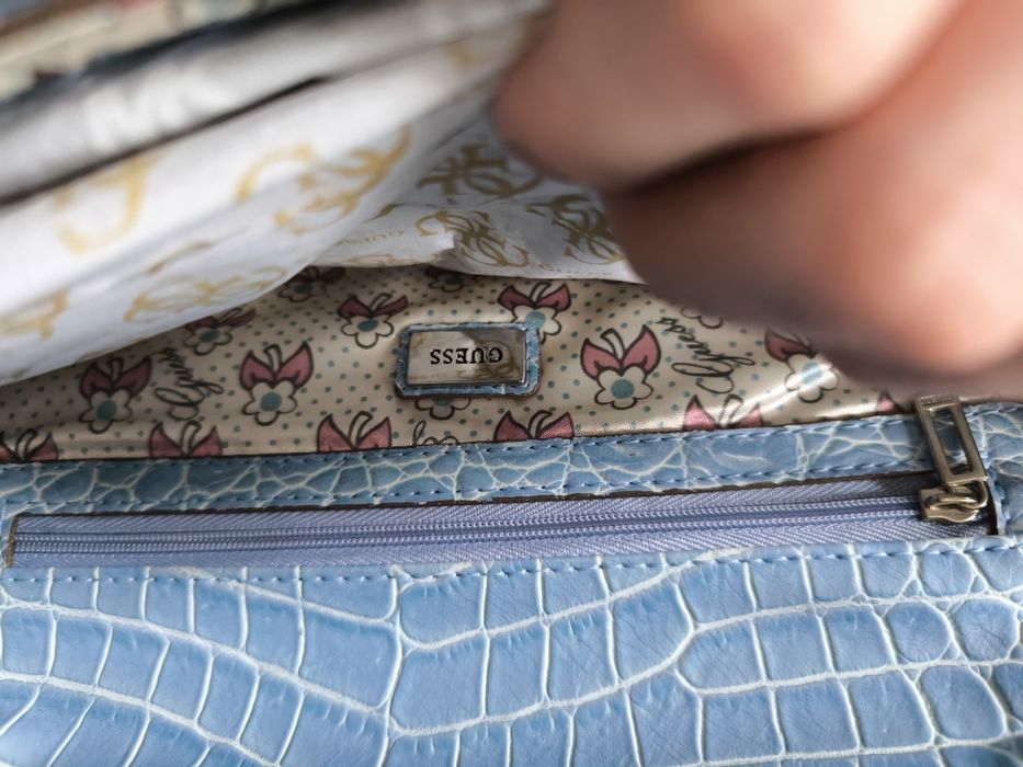 Oryginalna damska torebka kopertówka Guess