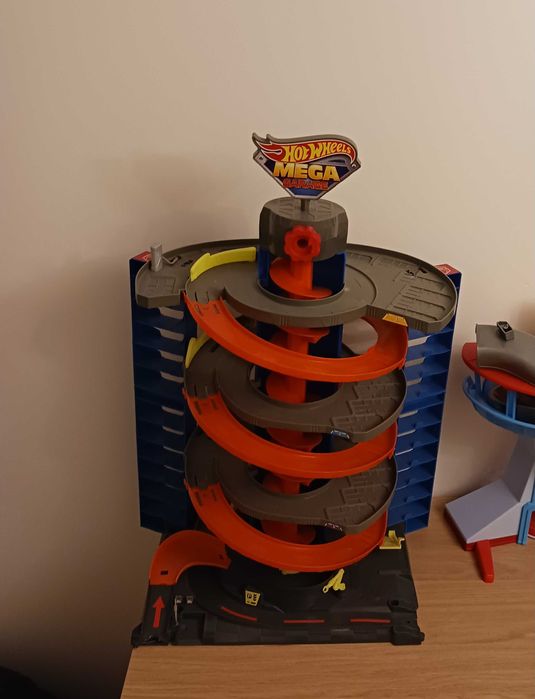 Hot Wheels zakręcony megagaraż