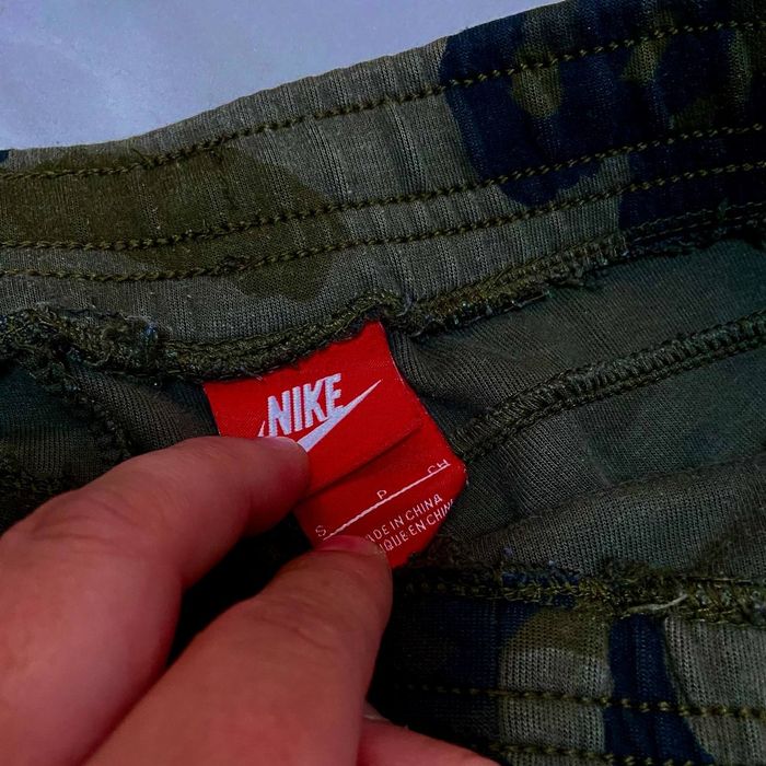 Чоловічі спортивні хакі камуфляжні штани Nike S