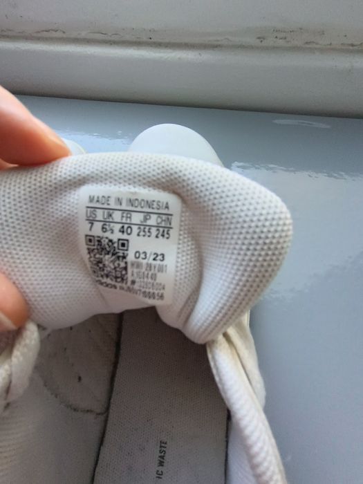 Sapatilhas Axis e adidas