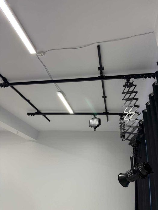 Sufitowy system zawieszania lamp FreePower - 4 Pantografy