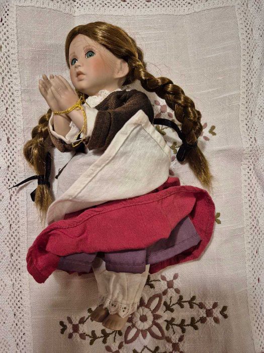 колекційна порцелянова лялька