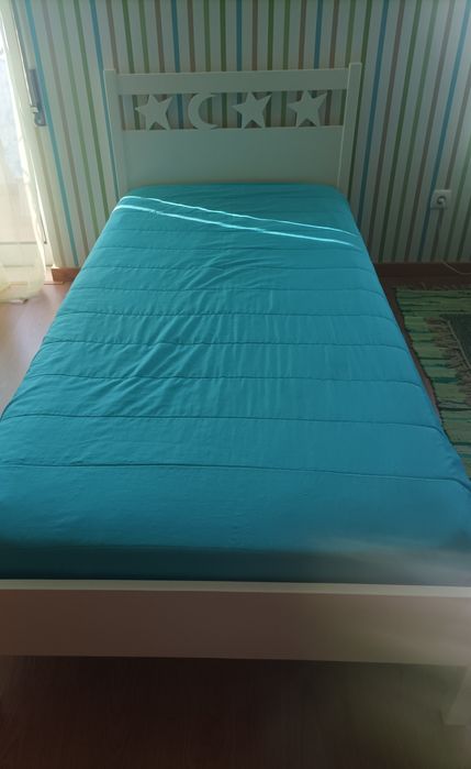 Cama branca de madeira (solteiro) com estrelas + Colchão