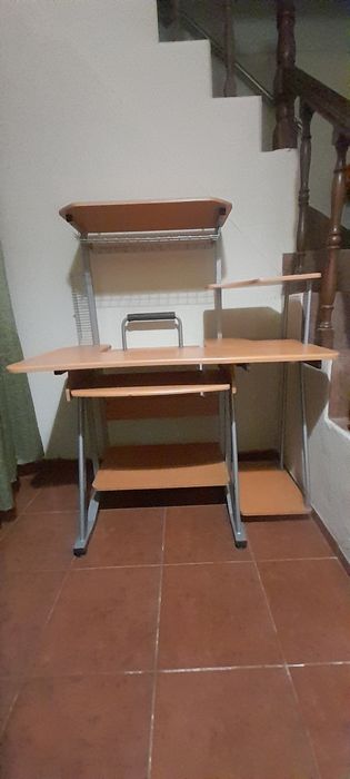 Secretária em bom estado