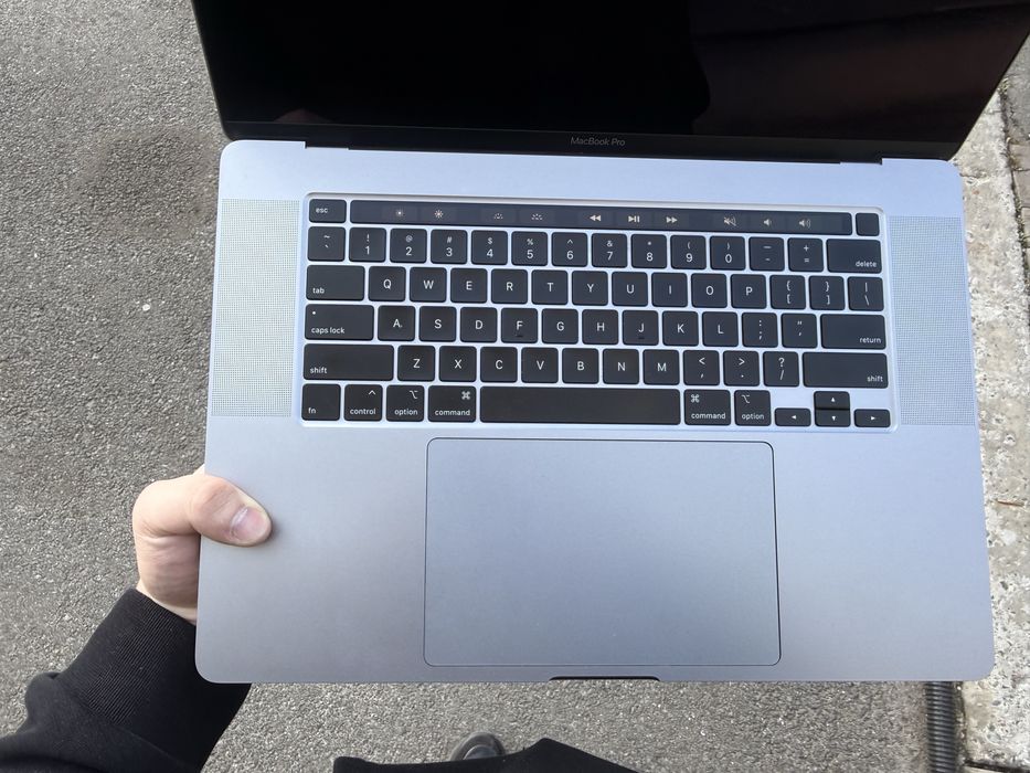 Macbook Pro A2141 16inch 2019 i9/32/1tb/5500m 8gb ДЕФЕКТ
