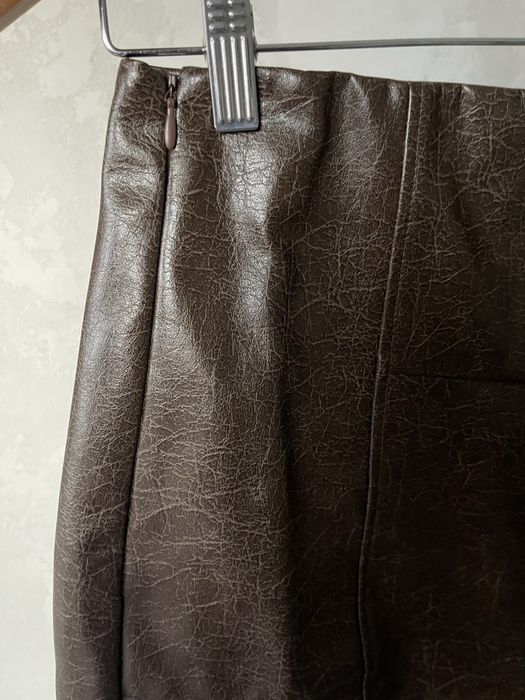 Спідниця з фактурної екошкіри