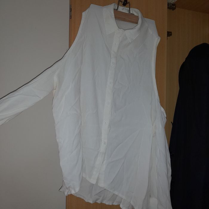 Camiseiro branco, aberto nos ombros