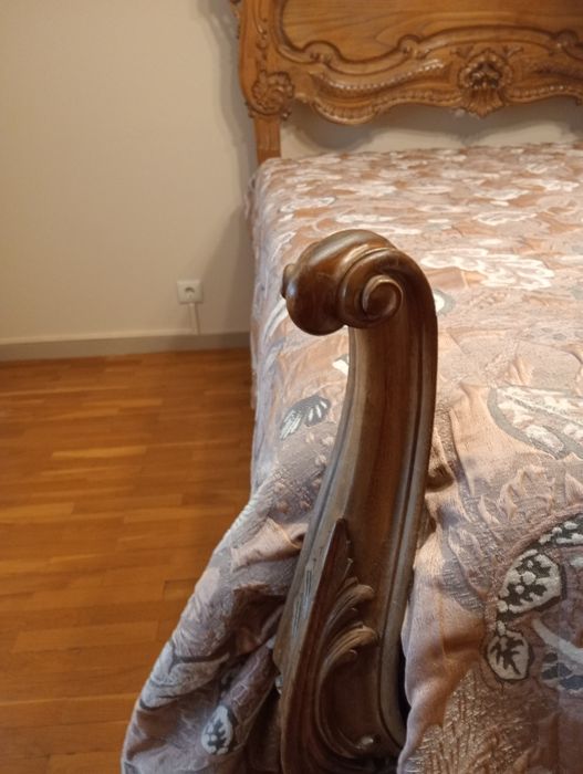 Cama antiga em madeira estilo D. João V
