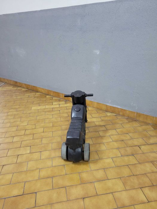 Triciclo infantil preto tipo mota – sem pedais