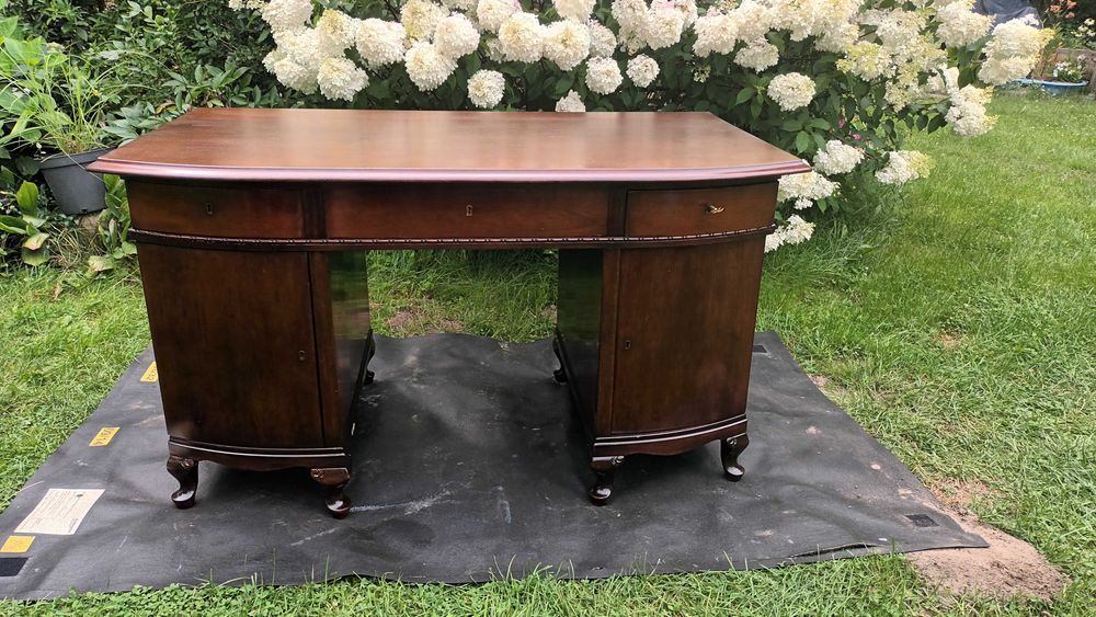 Stare masywne biurko dwustronne z drewna mahoniowego