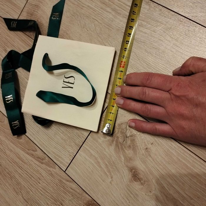 Papierowa torebka Yes na prezent z zieloną wstążką Yes