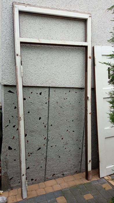 Drzwi wejściowe z doświetleniem w ościeżnicy.