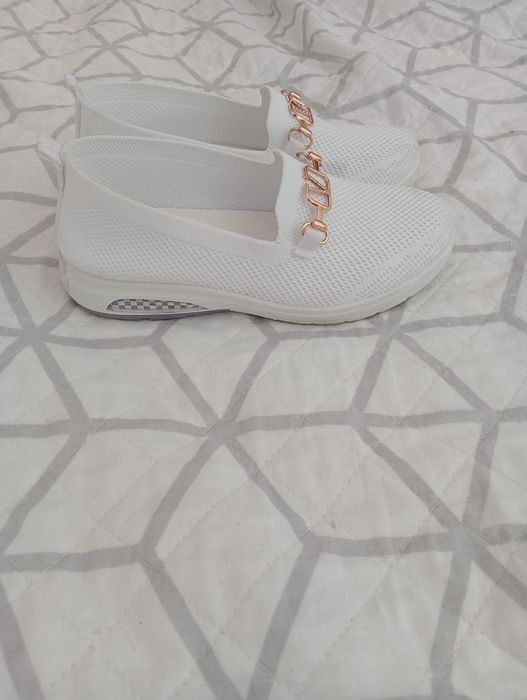 Sapatos brancos femininos