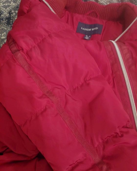 Ciepły, puchowy, bordowy plaszcz