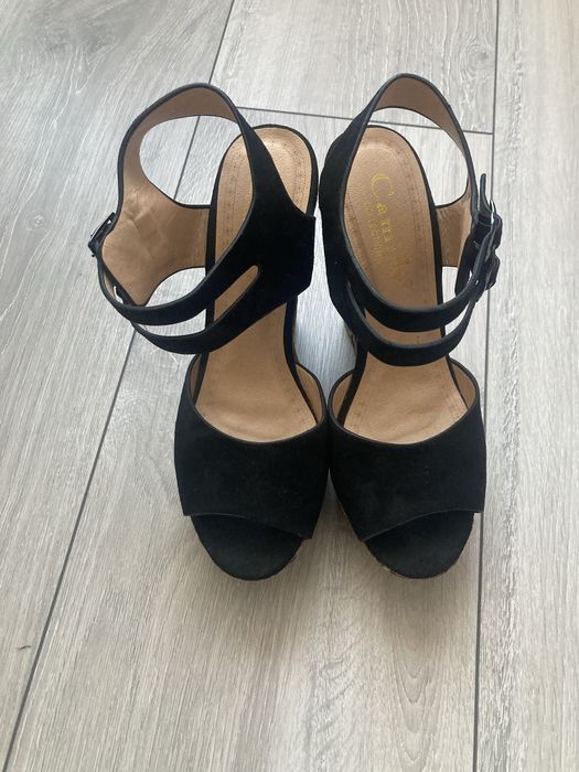 Босоніжки на платформі