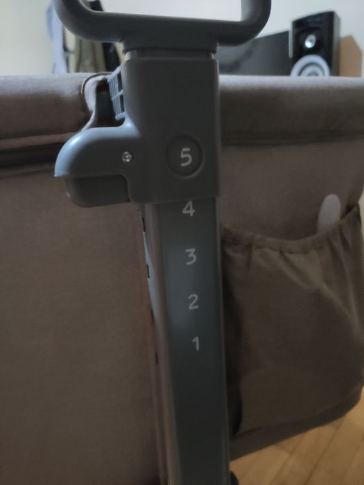 O berço de bebé com Duvet