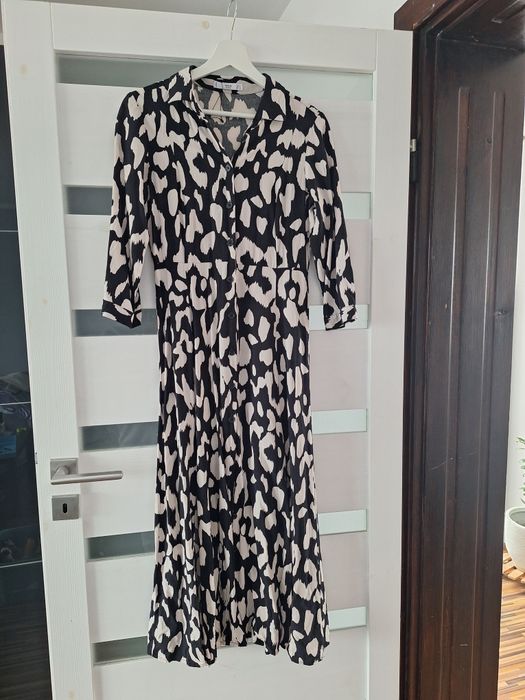 Sukienka bialo czarna cętki print jesień szmizjerka  r. S MANGO