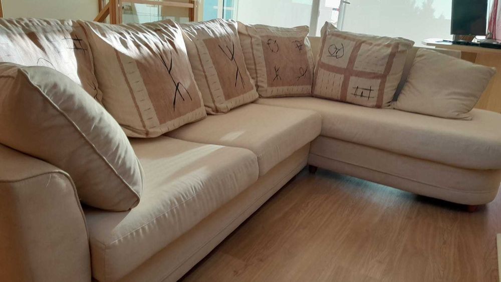 Vendo sofá em L (2,60 x1, 80), com almofadas. Com 5 lugares sentados.