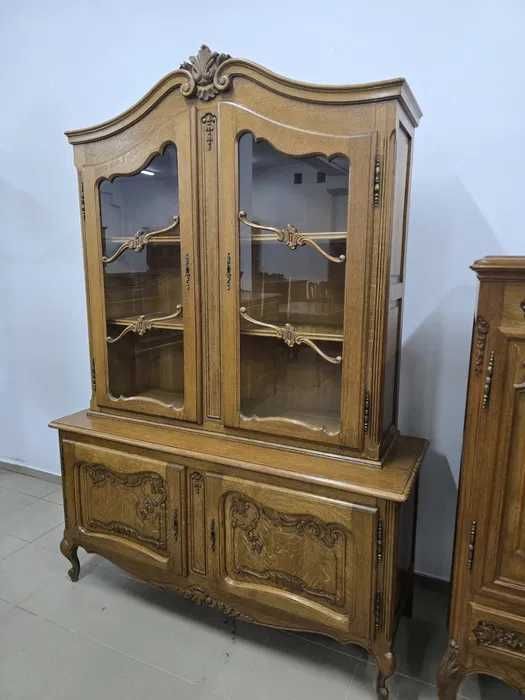 Komplet mebli w stylu ludwikowskim–komoda, witryna i stół z krzesłami