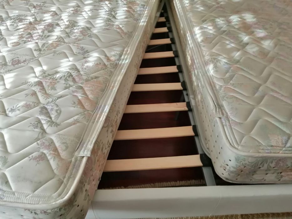 Cama 200x200 (king size) em pele bege + cabeceira + 2 colchões 90