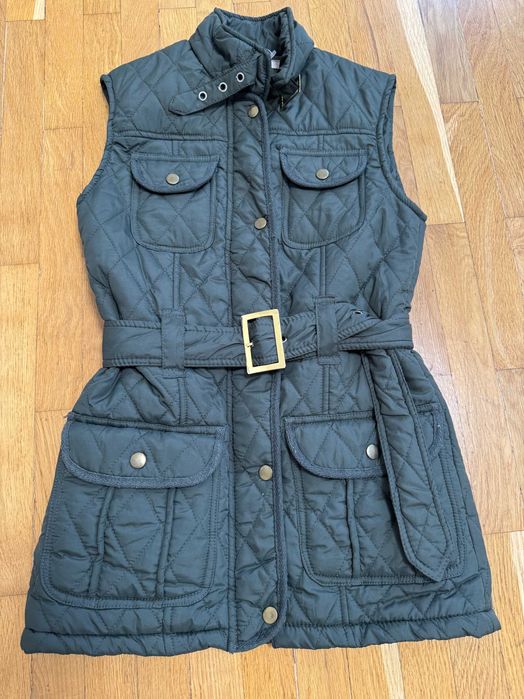 Стильный стеганный жилет с поясом. Женская оливковая жилетка. Раз XS-S