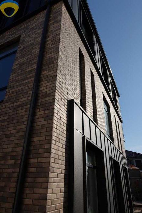 Продам фасадну окрему будівлю з власною теріторією