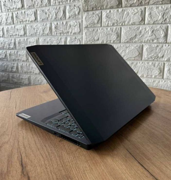 Ігровий ноутбук леново