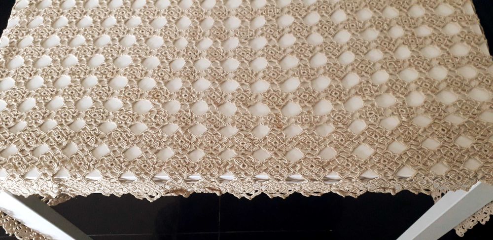 Toalha de renda, beje, com rosetas pequenas