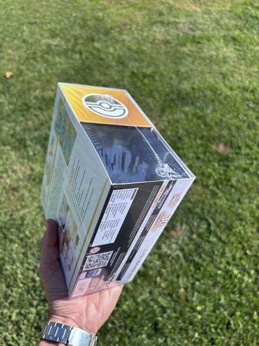 Pokémon 30th ETB