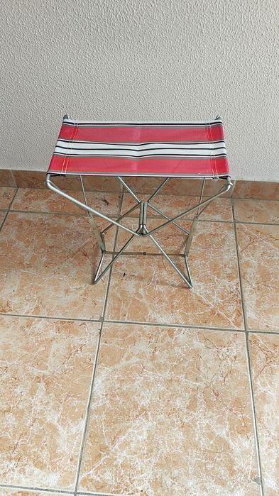 Banco portátil e desmontável.
