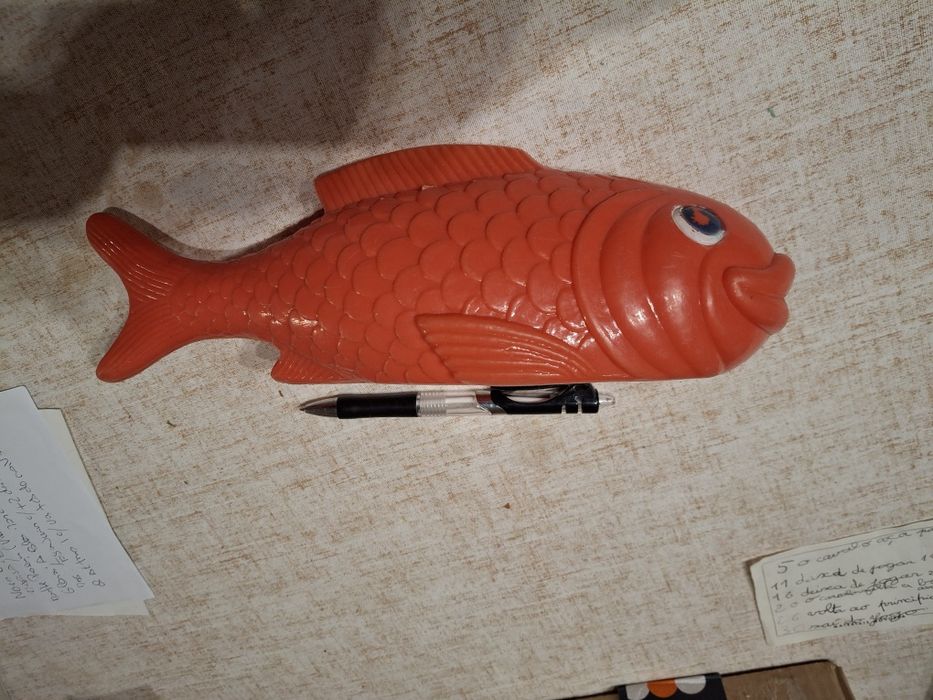 Brinquedo português Hércules grande peixe plástico