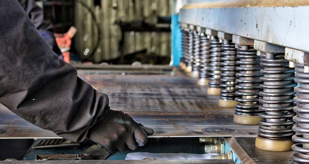 Corte e quinagem de chapa