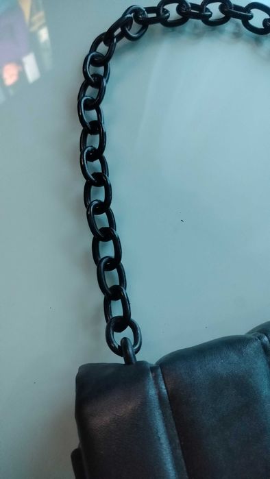 Torebka czarna kopertowa listonoszka na ramię łańcuch karbowana