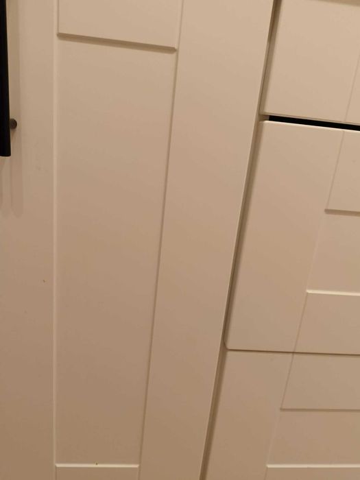 Kuchnia na wymiar – białe frezowane fronty + blat dąb