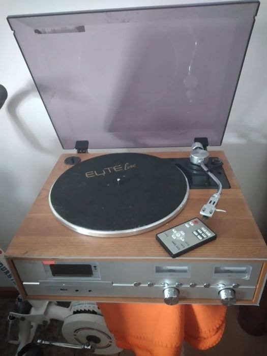 Giradiscos mas não tem agulha,tem pen e radio