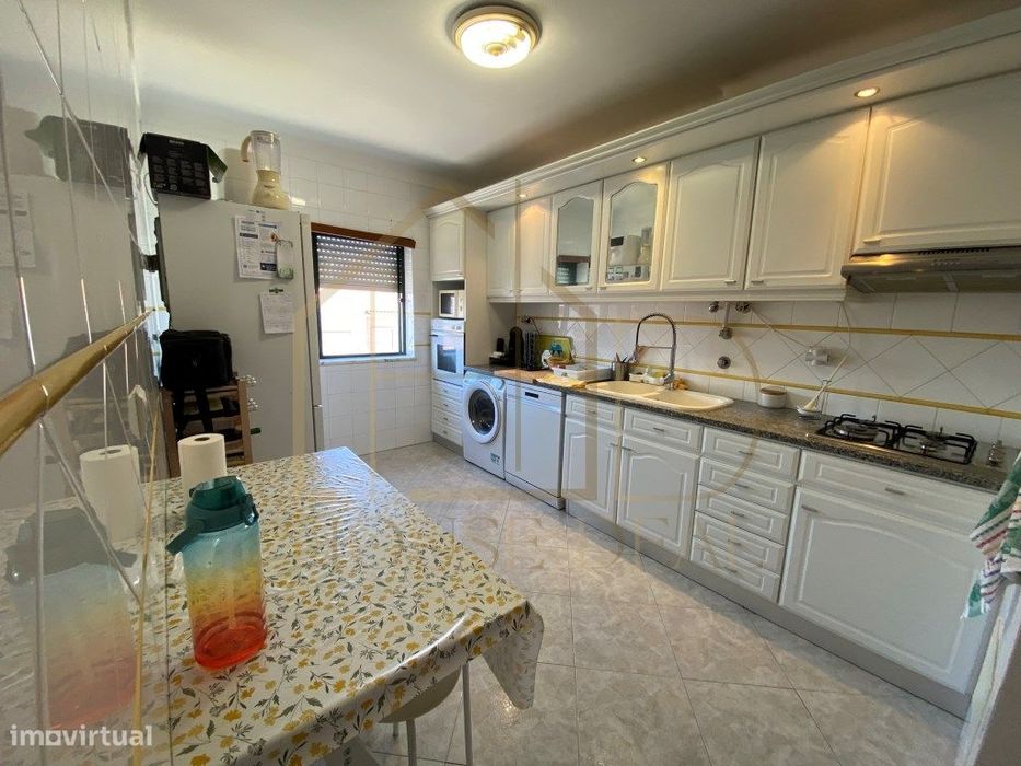 Apartamento T3 com áreas generosas no Centro da Moita