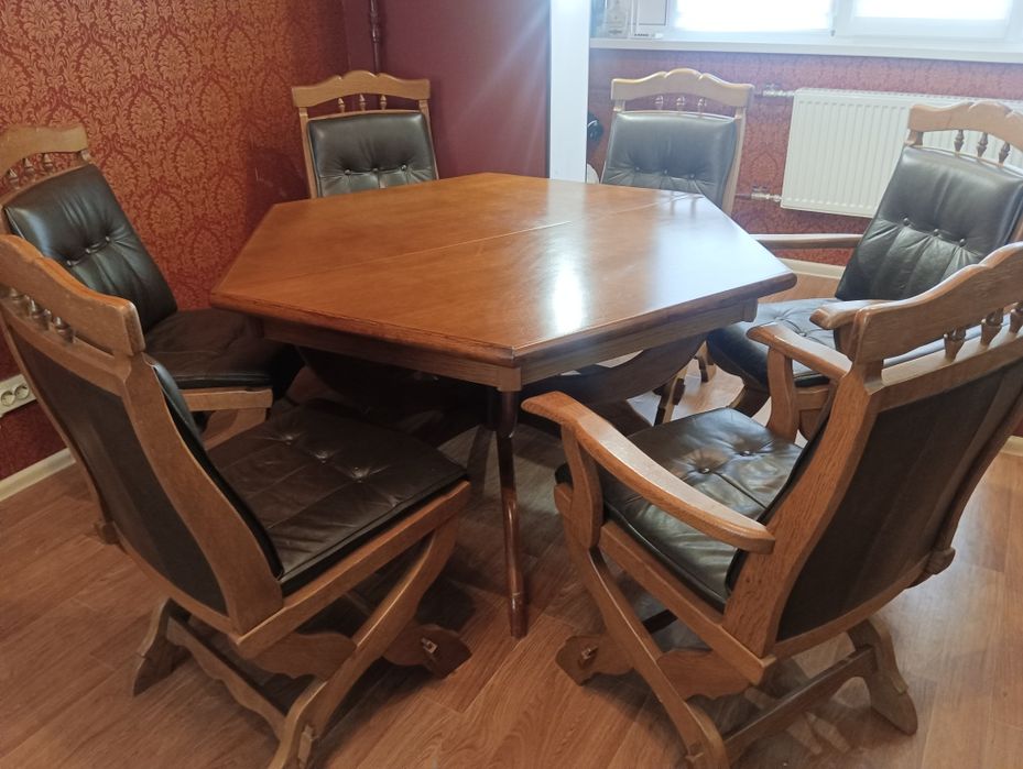 Дубовий стіл, шкіряні крісла з Німеччини.