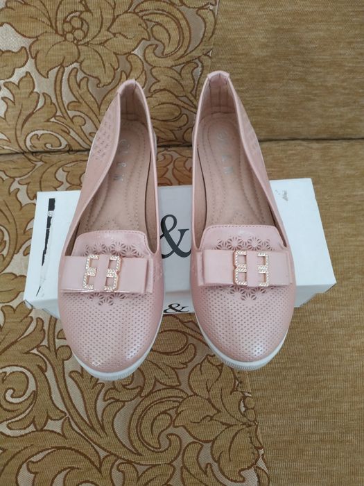 Жіноче гарне взуття