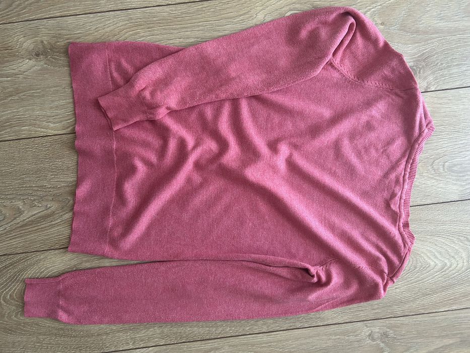 Malinowy sweterek zapinany