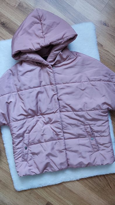 Pikowana pudroworóżowa kurtka z kapturem Stradivarius