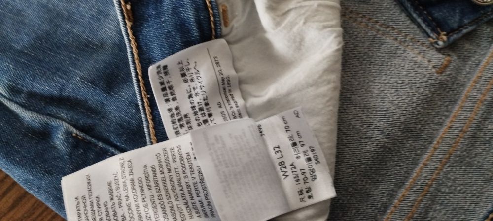 Spodnie Levi's w 28 l 32 stan BARDZO DOBRY