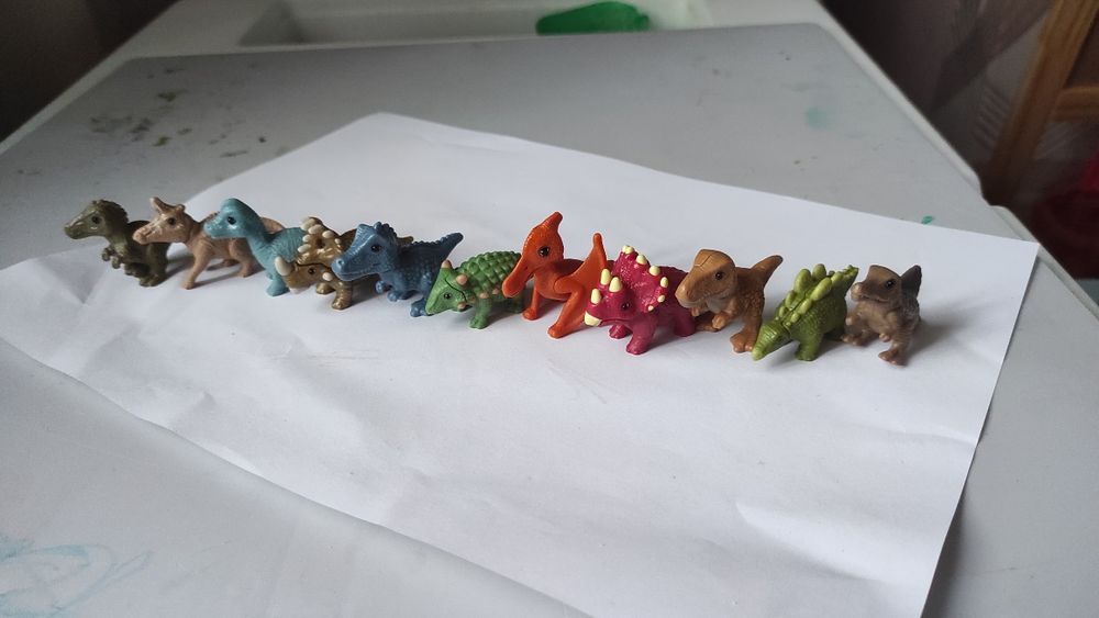 Kinder natoons dinosaur