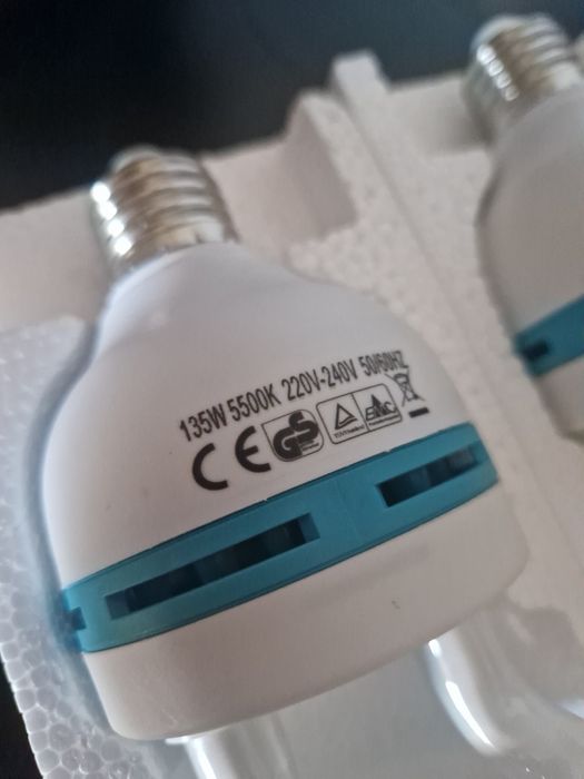 Um par de lâmpadas 135W 5500k para softbox.