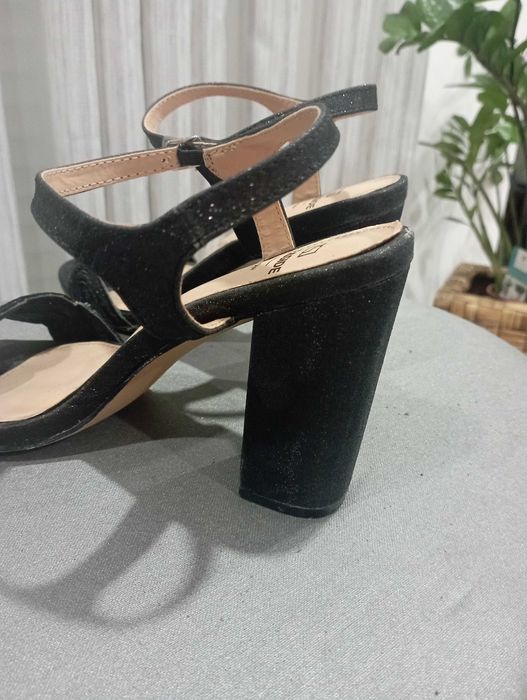 Sandálias pretas tamanho 37