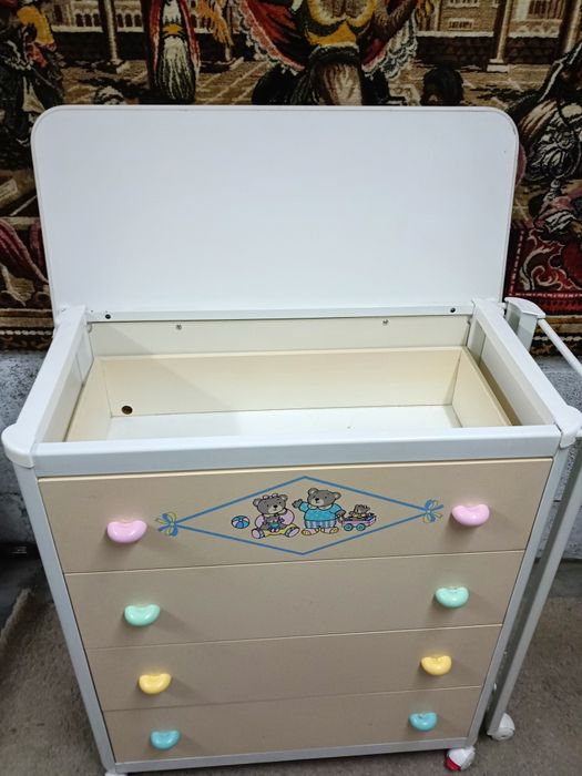 Móvel trocador fraldário com extensão metálica para banheira e gavetas