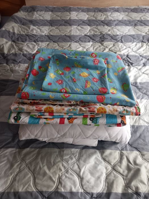 Zestaw:trzy pościeli 100x160 + koldra  + poduszka