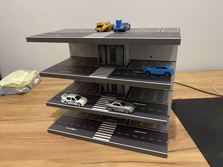 Нова діорама автопарковка для машинок 1:64 багаторівнева