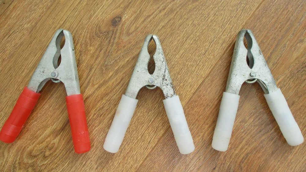 Знак аварийной остановки. Выключатель массы.