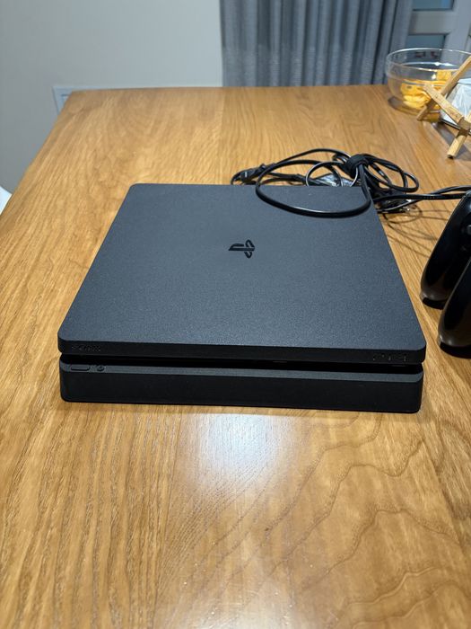 ps4 slim 1tb + 2 controllers