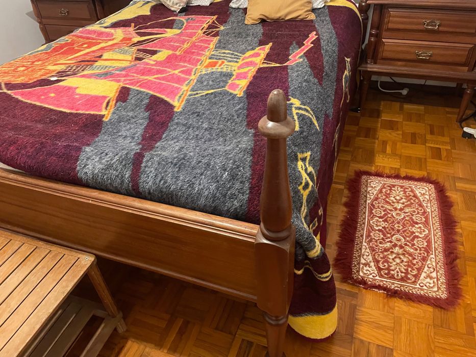 Cama de casal e quarto completo